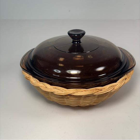 Pyrex Brown Glass Casserole Dish with Wicker Holder - Picture 3 of 9